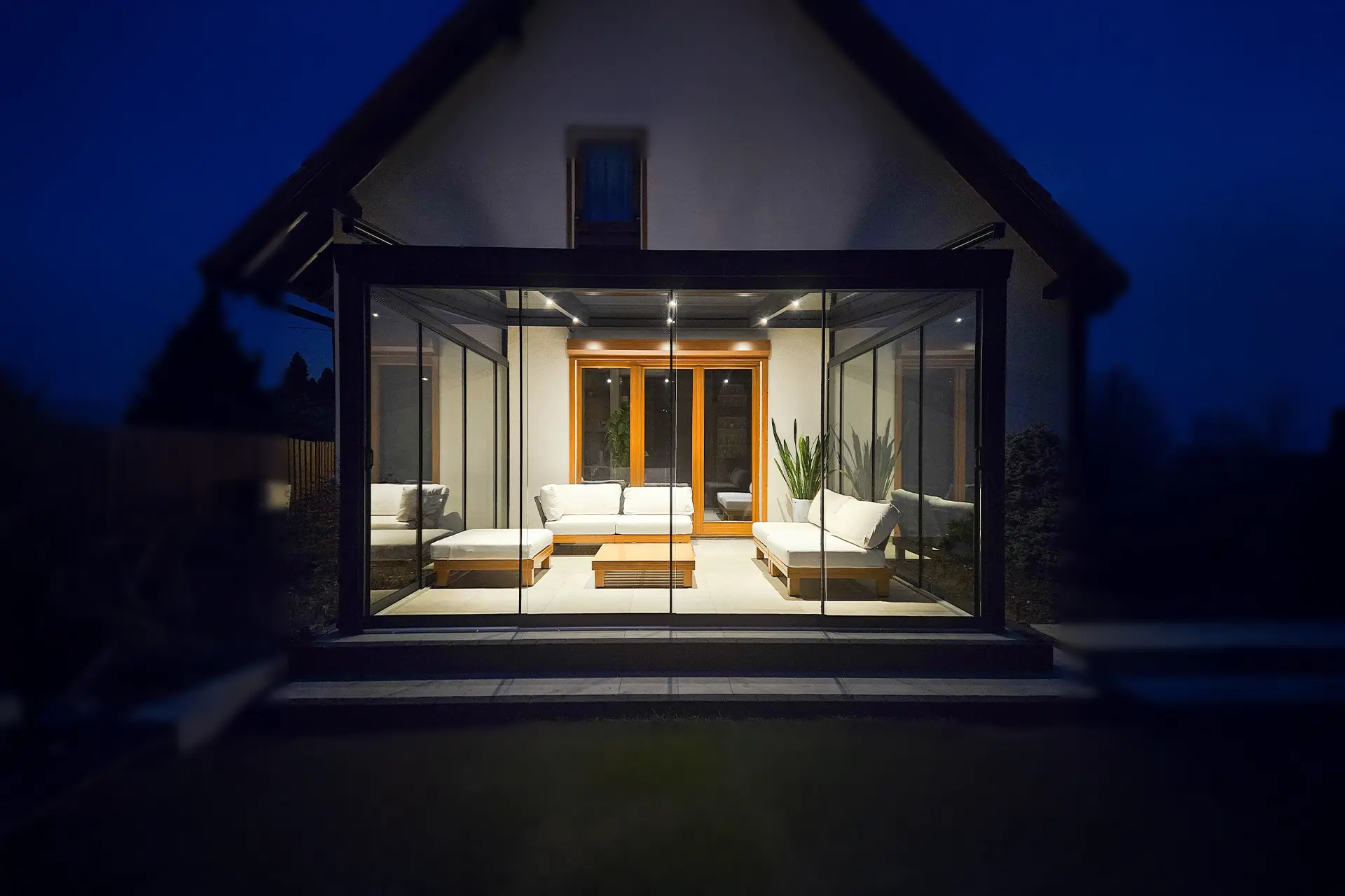 Ogród zimowy ze szklanymi ścianami i oświetleniem LED - realizacja Glass Garden