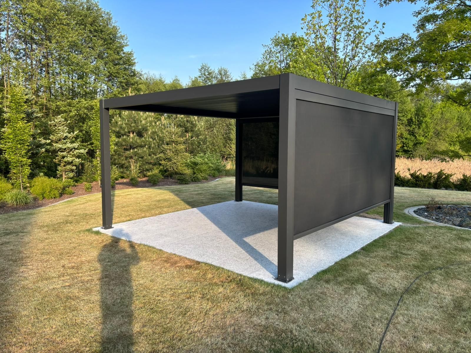 Nowoczesna pergola aluminiowa w ogrodzie