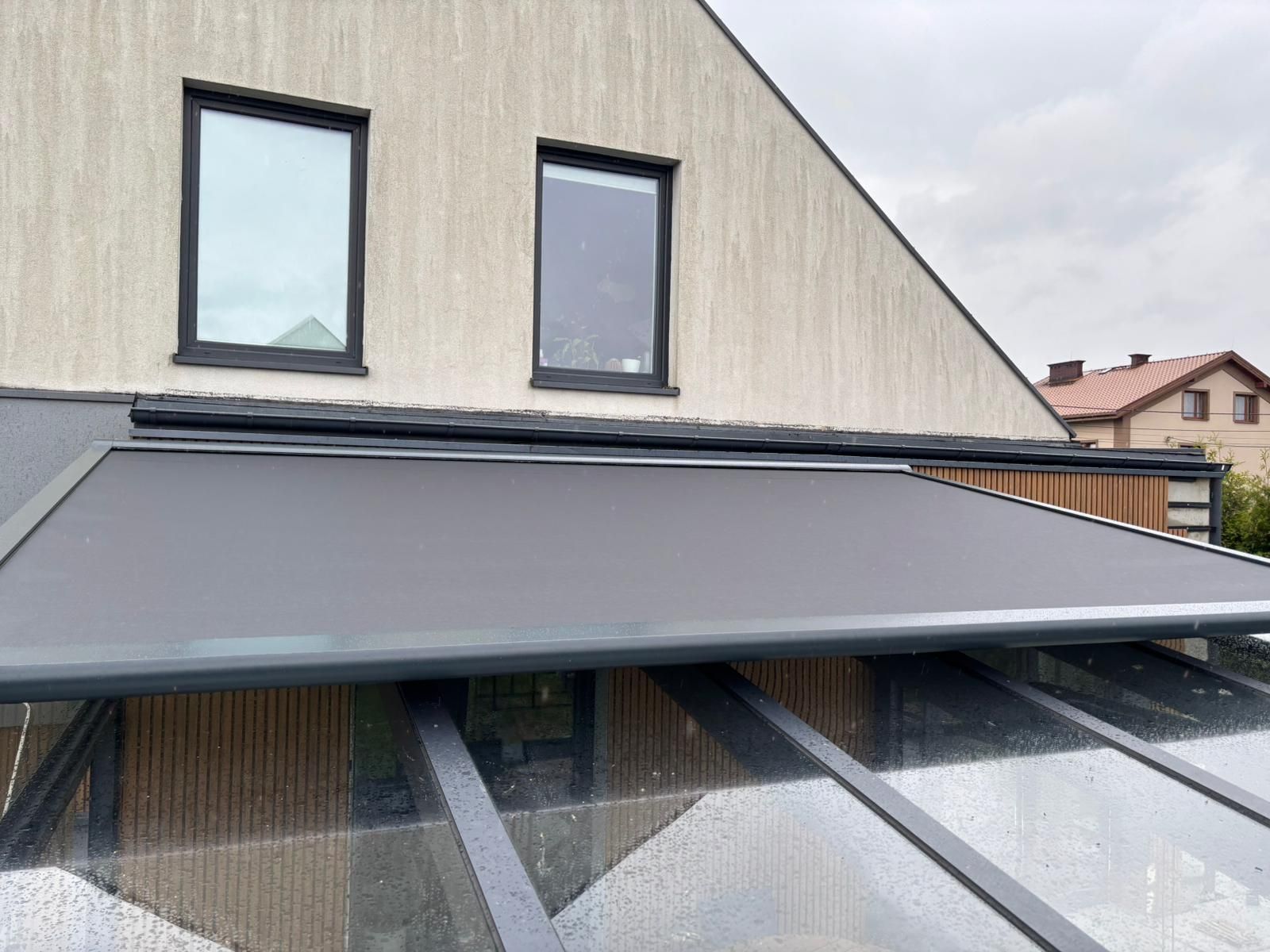 Osłony przeciwsłoneczne tarasowe – pergola z lamelami i roletami ZIP, Glass Garden Rybnik Żory