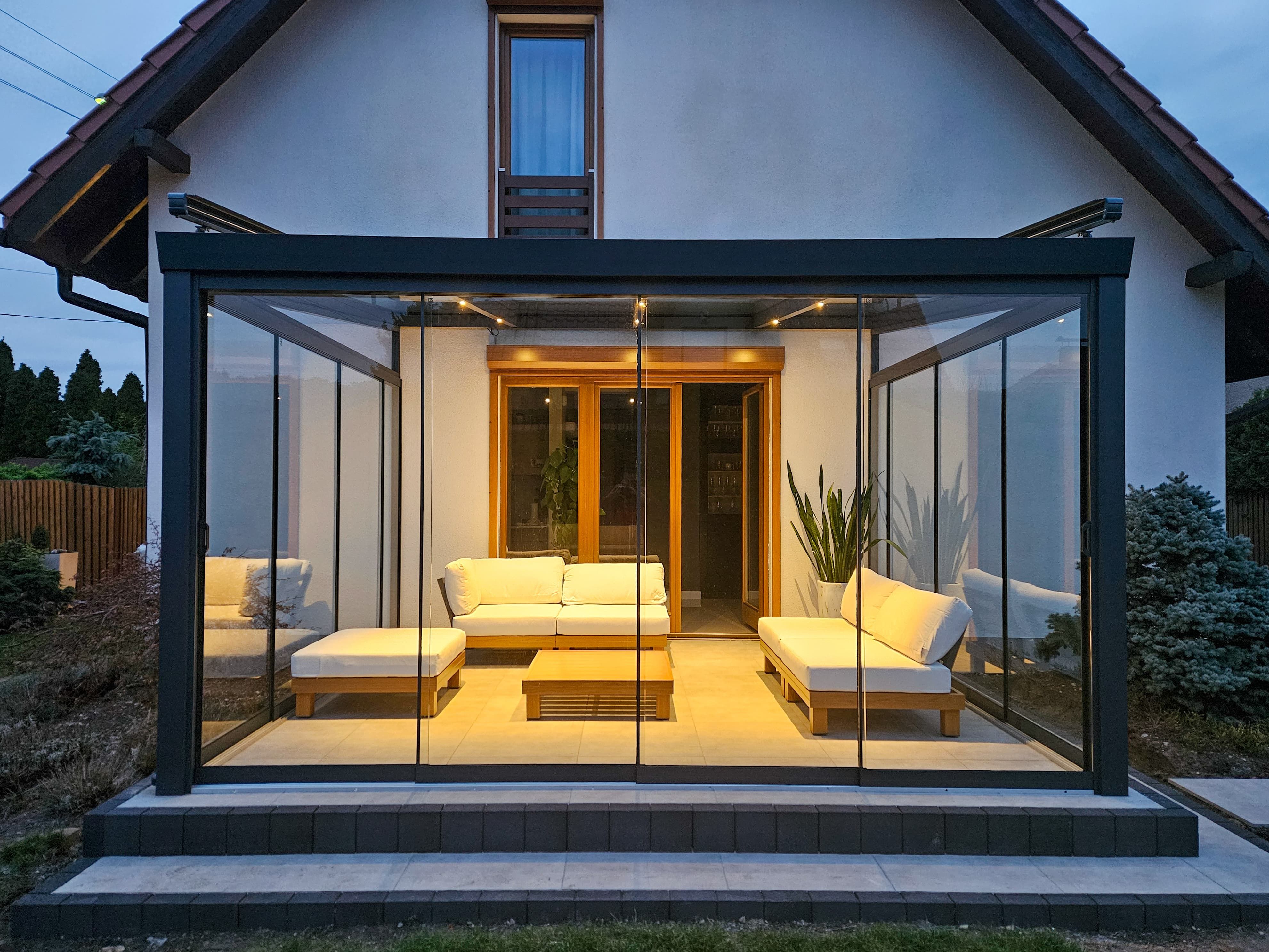 Ogród zimowy szklany ze ścianami przesuwnymi – zabudowany taras wieczorem, Glass Garden Żory Śląsk